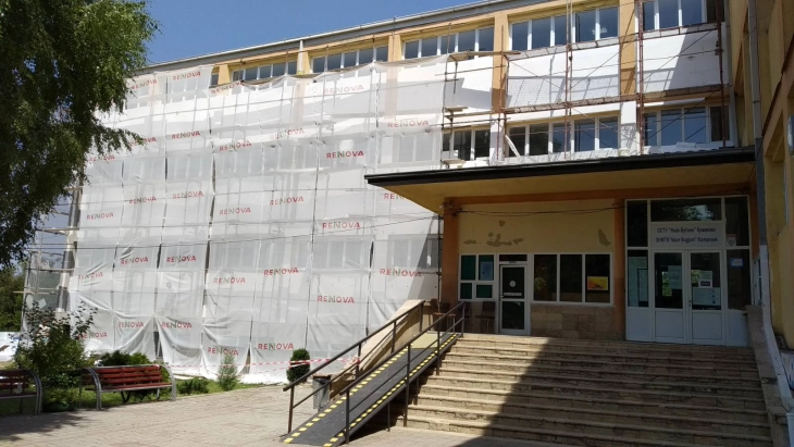 Почна поставување на енергетски ефикасна фасада во средното училиште „Наце Буѓони“ Куманово