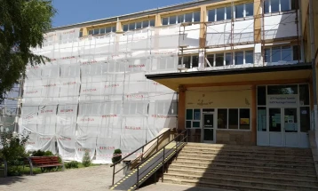Почна поставување на енергетски ефикасна фасада во средното училиште „Наце Буѓони“ Куманово