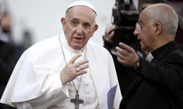 Папата Франциск се чувствува добро по извршената операција