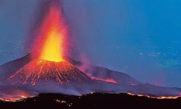 Еруптираше вулканот Етна на Сицилија, затворен аеродромот во Катанија
