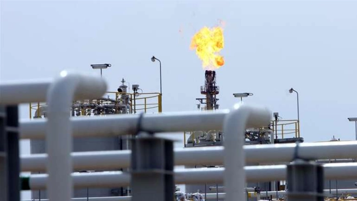 Залихите на нафта се очекува да паднат, цената се зголеми на 76 долари