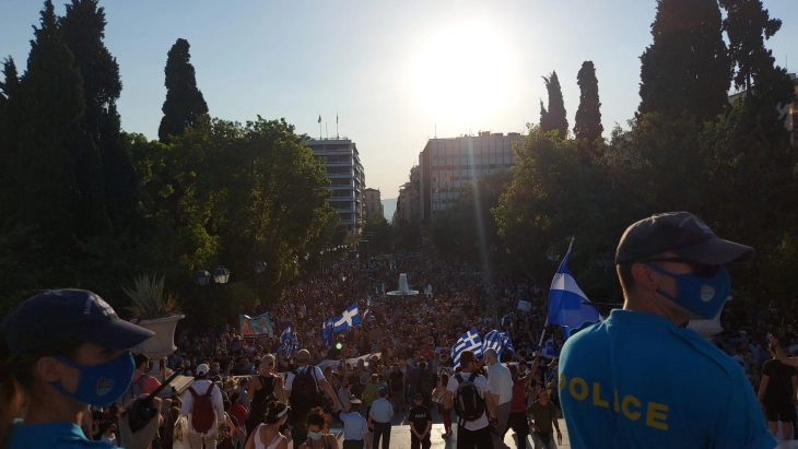 Протест во Атина против вакцините и задолжителната вакцинација, навреди и слогани кон новинарите