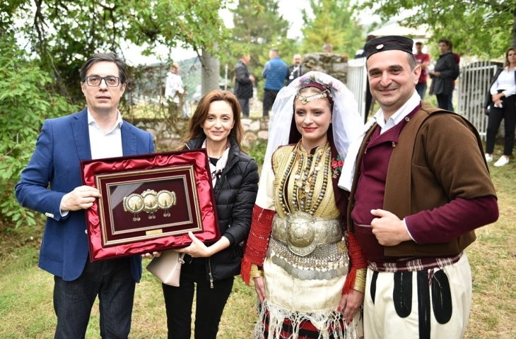 Претседателот Пендаровски и сопругата Ѓоргиевска присуствуваа на „Галичка  свадба“