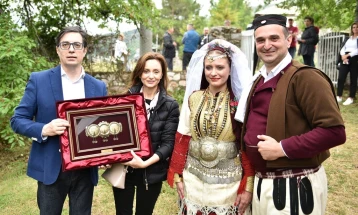 Претседателот Пендаровски и сопругата Ѓоргиевска присуствуваа на „Галичка  свадба“