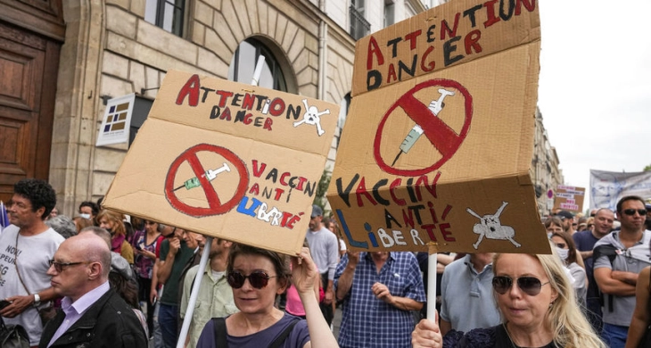 Протести во Франција против воведување ковид сертификати