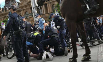 Илјадници на протести во Сиднеј поради рестриктивните мерки, реагираше полицијата