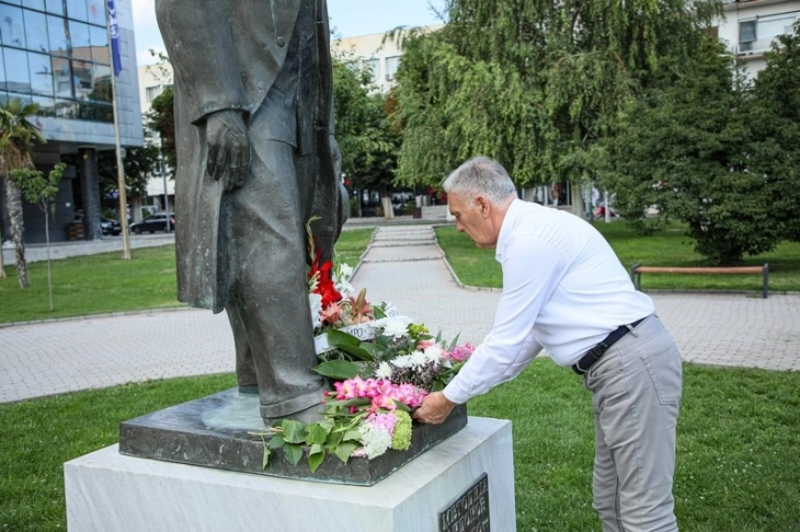 Прилепскиот градоначалник и претставници на општинскиот совет положија цвеќе пред споменикот на Методија Андонов – Ченто