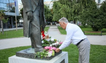 Прилепскиот градоначалник и претставници на општинскиот совет положија цвеќе пред споменикот на Методија Андонов – Ченто