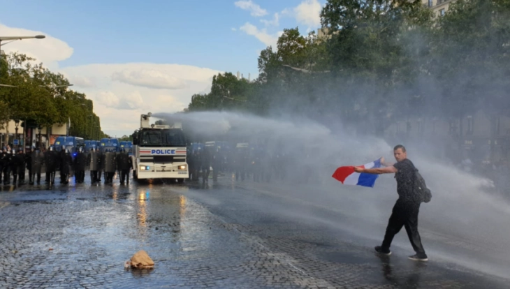 Судири мегу полицијата и противниците на здравствениот пасош на Елисејските полиња