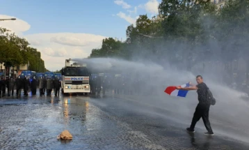 Судири мегу полицијата и противниците на здравствениот пасош на Елисејските полиња