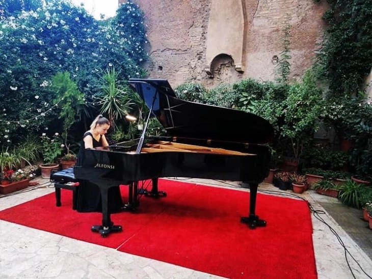 Младата пијанистка Ангела Николовска одржа солистички пијано концерт во Рим