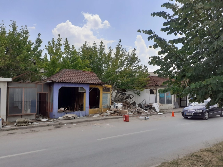 Отстранети времените објекти пред општинската зграда во Кичево 