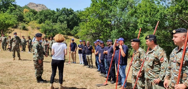 Припадниците на Армијата активно вклучени во гасењето на пожарот во Кокино