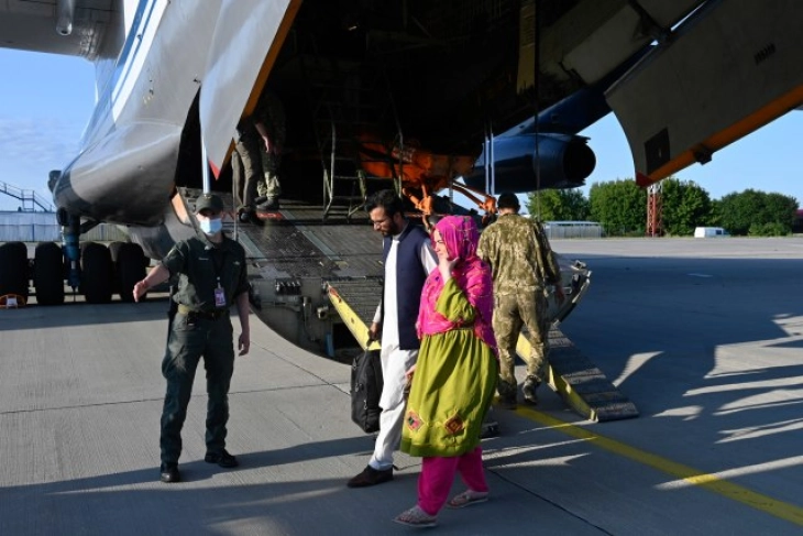 Пукотници околу аеродромот во Кабул, голем број земји не можат да ги евакуираат сите Авганистанци кои сакаат да заминат