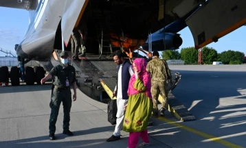 Пукотници околу аеродромот во Кабул, голем број земји не можат да ги евакуираат сите Авганистанци кои сакаат да заминат