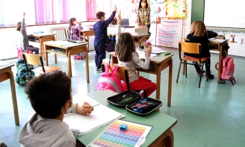 Царовска уверува оти се безбедни условите учениците да се вратат во училиште, дел од родителите бараат онлајн настава