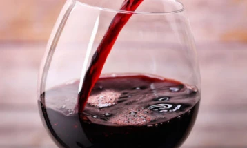 Чашка црвено вино го ублажува пост-ковид синдромот