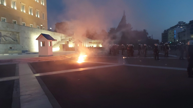 Инциденти во Атина на протестот против вакцината и против задолжителната имунизација 