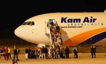 На аеродромот во Скопје пристигна првата група граѓани од Авганистан