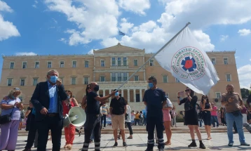 Протест во Атина против задолжителната вакцинација на здравствените работници (Фото)