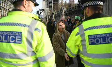Судир меѓу полиција и антиваксери во Лондон