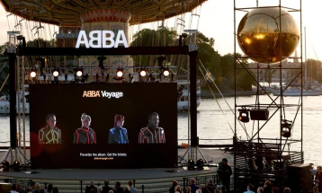 AББA повторно меѓу првите 10 синглови во Велика Британија