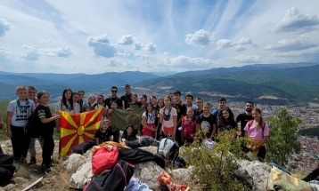 Кичевските извидници за Денот на градот се искачија на врвот на планината Илиница