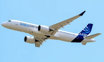 Авион принудно слетал во Австрија, оти патник „заглавил“ в тоалет