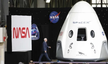 „Спејс-Икс“ успешно ги лансираше првите свои вселенски туристи