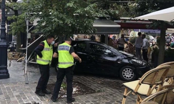 Неколку лица повредени од автомобил што влетал на тераса од ресторан во близина на Париз