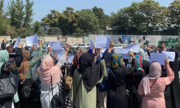 Талибанците им наредија на жените вработени во институциите во Кабул да останат дома
