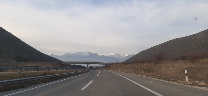 Сообраќајот на регионалниот пат Штип-Кочани блокиран во двата правци