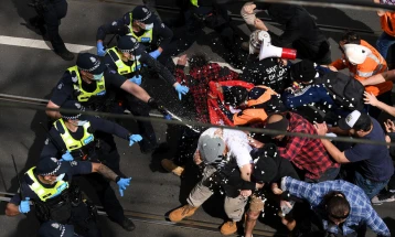 Полицијата во Мелбурн со гумени куршуми за растерување на антиваксерите
