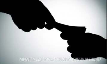 Приведена лекарка во Куманово поради сомнение за примање поткуп и злоупотреба на службена положба