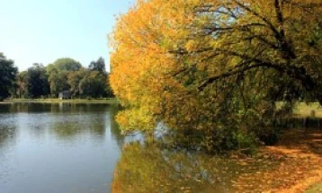 Сончево и топло со мала до умерена локална облачност