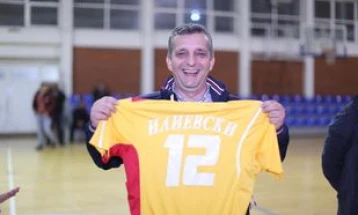 РК Куманово му подари дрес на Илиевски со бројот 12