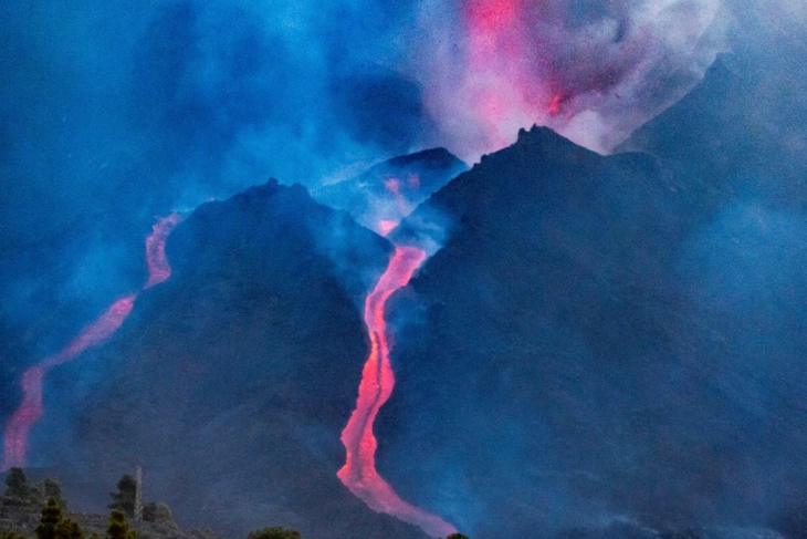 И по четири недели активен вулканот Кумбре Виеја на Ла Палма