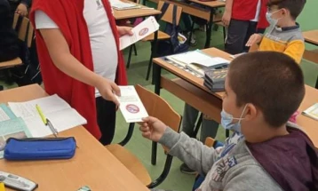 Црвен крст Кавадарци дистрибуираше флаери со цел спречување коронавирус меѓу учениците 