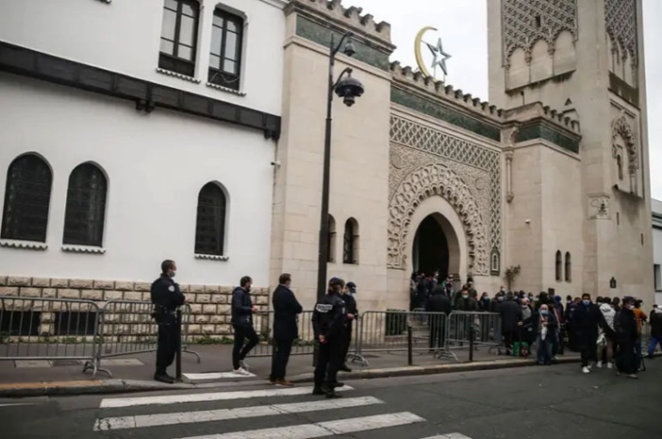 Франција до крајот на годината ќе затвори уште седум џамии и муслимански здруженија
