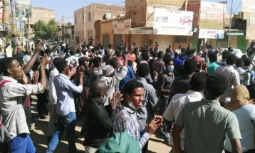 Стотици илјади протестираа во Судан против воениот удар