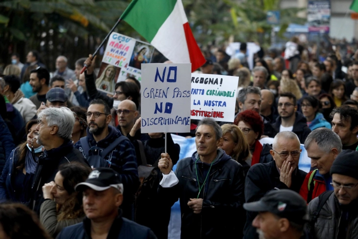 Протести во Милано против зелениот Ковид сертификат