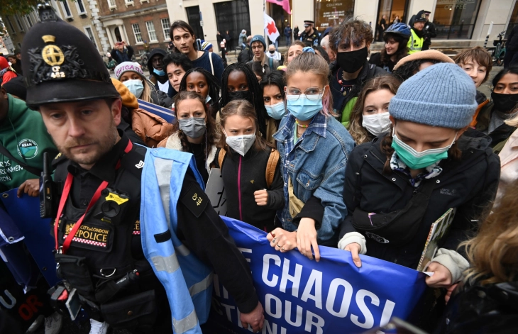 Стотици климатски активисти пристигнаа во Глазгов, меѓу кои и Грета Тунберг