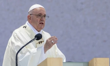 Папа Франциск: Време е заеднички да се дејствува против климатските промени, сиромаштијата и коронавирусот