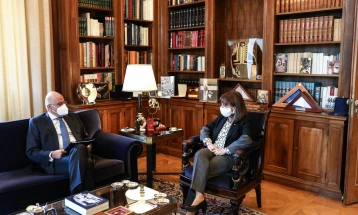 Дендиас ја информирал Сакеларопулу за актуелните теми во грчката надворешна политика