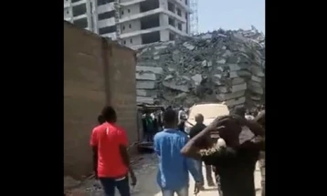 Најмалку 36 луѓе загинаа при уривањето на облакодерот во Лагос