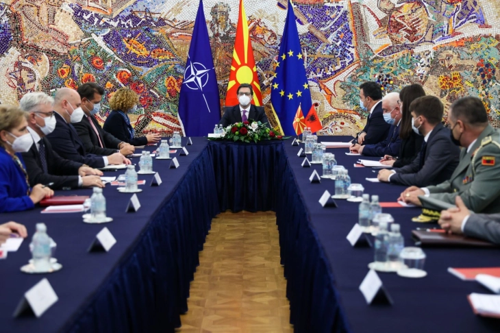 Средба на претседателот Пендаровски со албанскиот министер за одбрана Пелеши