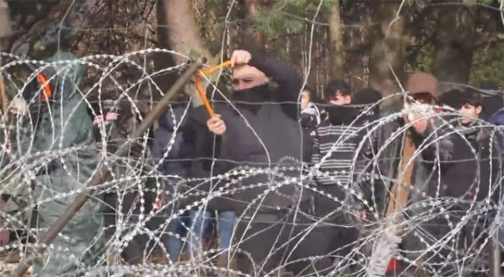 Мигранти се обиделе да ја пробијат полската граница