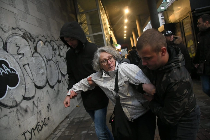 Приведени активисти поради гаѓање со јајца на муралот на Ратко Младиќ во Белград