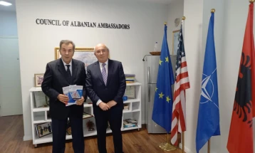 Амбасадорот Марковски се сретна со претседателот на Советот на албански амбасадори
