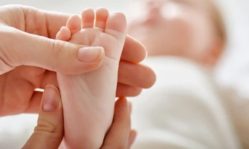 Првото бебе родено во 2022 во Прилеп е женско, од градот доби подароци
